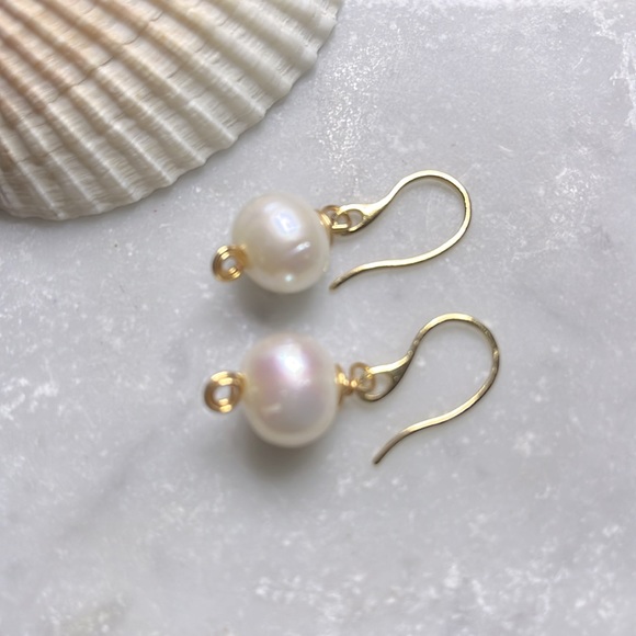 Hp! 🥳 Beautiful 13mm Natural Fresh Water Pearl Earrings - Picture 2 of 2